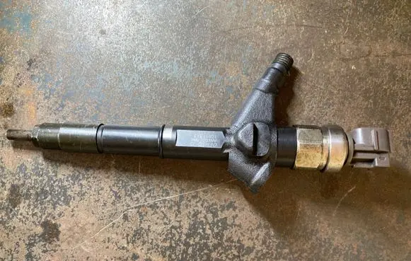 Nissan Almera Tino Fuel injector 10E11313 AW400AW4
