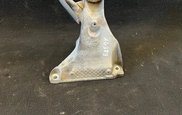 Volkswagen PASSAT B5.5 Engine mounting bracket 8D0199308AF