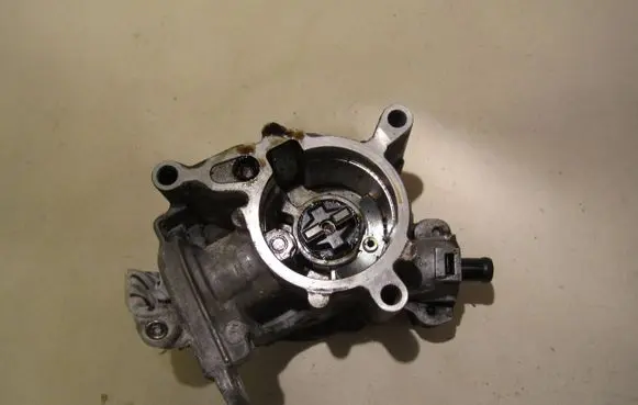 Volkswagen Golf VI Vacuum pump 06J145100C