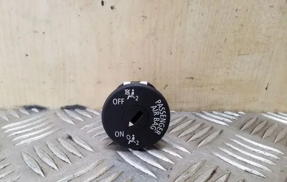 Passenger airbag on/off switch