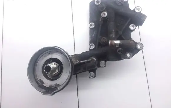Subaru Legacy Oil filter mounting bracket