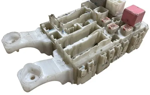 Toyota RAV 4 (XA30) Fuse module 8273042020