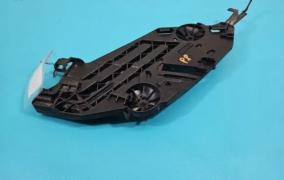 Headlight/headlamp mounting bracket