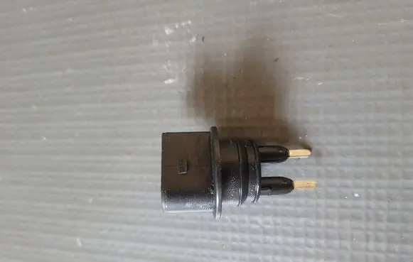Volkswagen Touareg II Windshield washer fluid level sensor 7M0919376