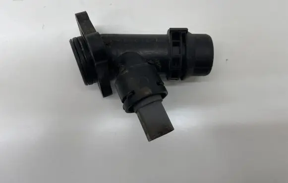 Volkswagen PASSAT B6 Engine coolant pipe/hose 06F121131C
