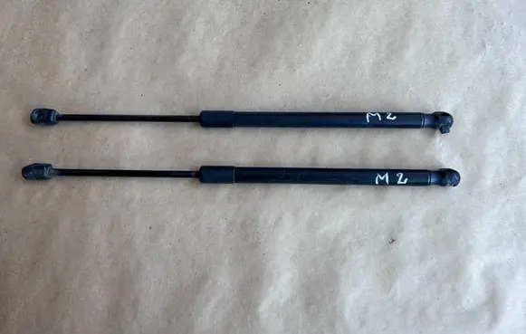 Renault Megane II Tailgate strut 