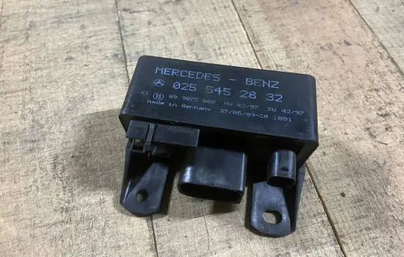 Mercedes-Benz E W211 Glow plug pre-heat relay A0255452832 0255452832