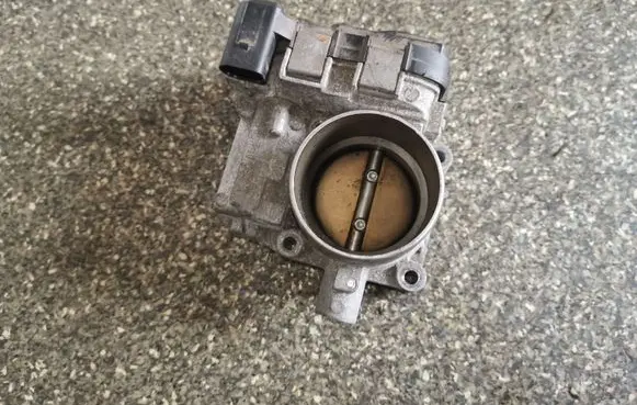 Volkswagen Touran I Throttle valve 03C133062A