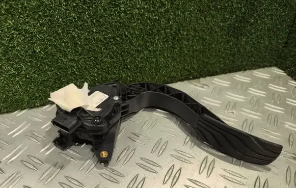 Renault Espace V (RFC) Accelerator throttle pedal 180027890R PBTGF45R08