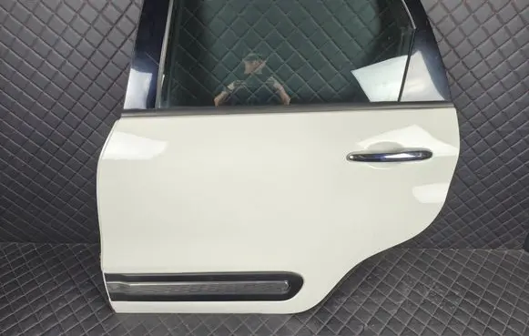 Fiat 500L Rear door
