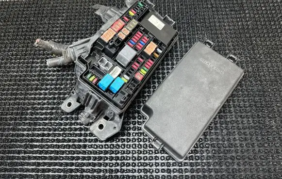 Toyota Prius (XW50) Fuse box set 8264147050A 5L160072