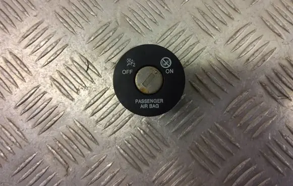 Hyundai Kona I Passenger airbag on/off switch 