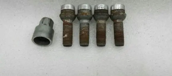 Audi RS4 B7 Anti-theft wheel nuts and lock 