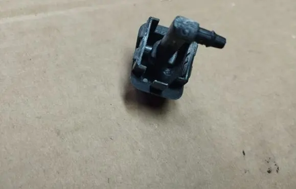 Fiat 500 Windshield washer spray nozzle 