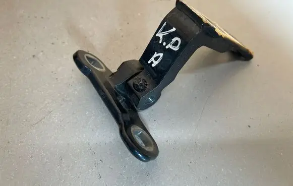 Volvo XC60 Front door lower hinge 