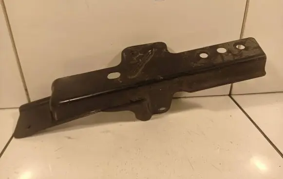 Audi Q7 4L Fender mounting bracket 4L0805697