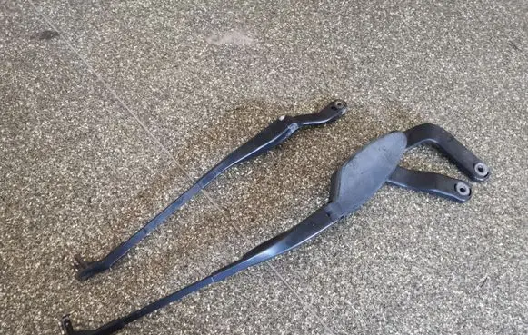 Front wiper blade arm
