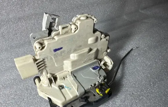 Audi A6 S6 C6 4F Front door lock 4F1837015