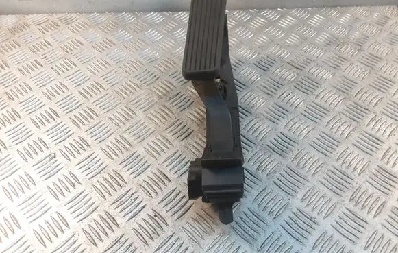 Mercedes-Benz E W211 Accelerator throttle pedal A2033010001