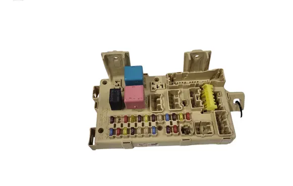 Toyota Avensis T250 Fuse module 8264105020 07101623293501