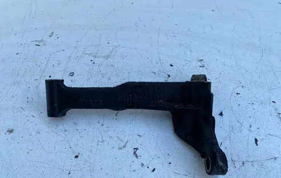 Toyota RAV 4 (XA30) Engine mounting bracket 3311842010