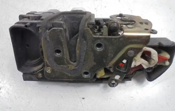 Opel Frontera B Front door lock 16637561