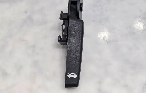 Opel Insignia A Engine bonnet (hood) release handle