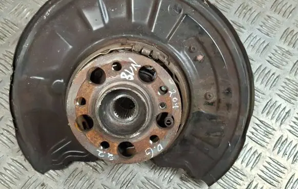 Mercedes-Benz C W204 Rear wheel hub A2044200985 A2045400