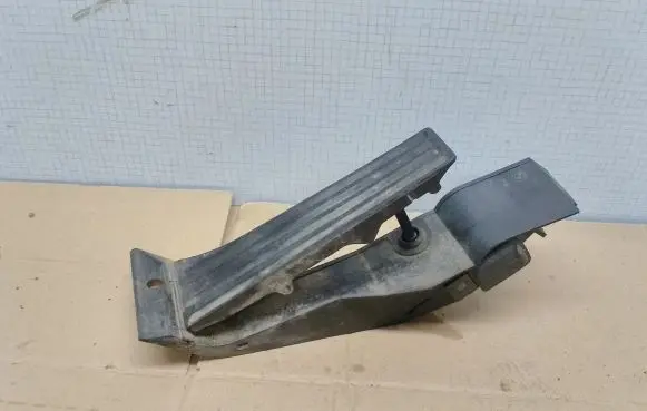 Accelerator throttle pedal