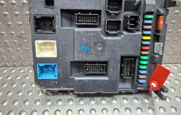 Peugeot 207 Fuse module S26312550 9666952280