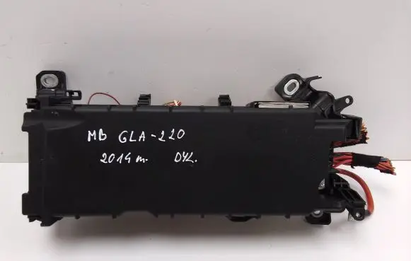 Mercedes-Benz GLA W156 Fuse module A2465400140
