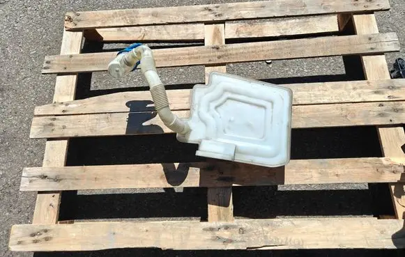 Volkswagen Golf V Windshield washer fluid reservoir/tank 1K0955453Q 1K0955453S 1K0955453R