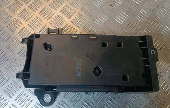 Mercedes-Benz C W205 Fuse box cover A2135400200 P00131746