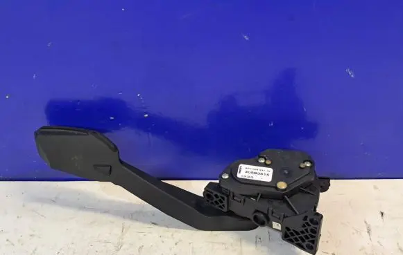 Volvo V70 Accelerator throttle pedal 30683515