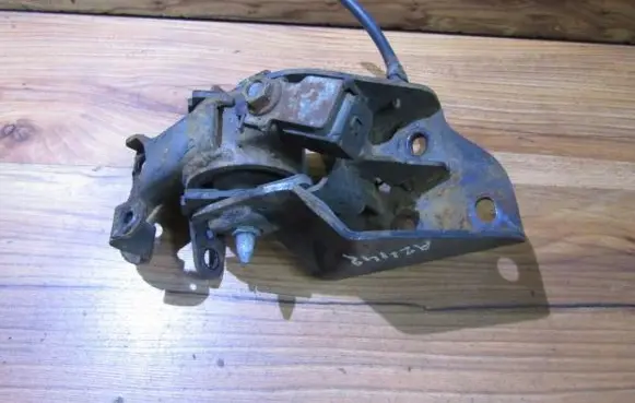 Mazda 323 F Engine mount bracket