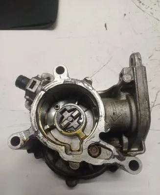 Volkswagen Golf V Vacuum pump 06J145100C