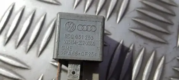 Volkswagen PASSAT B5.5 Other relay 8d0951253 v23134-j52-x300