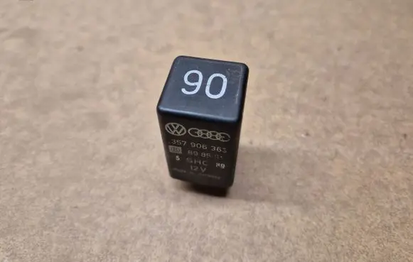 Volkswagen PASSAT B3 Other relay 357906363