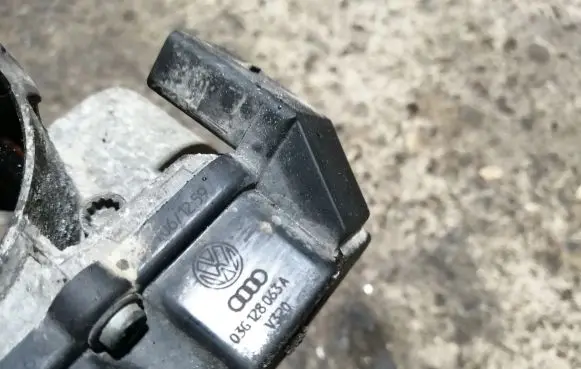 Volkswagen PASSAT B6 Throttle valve 03G128063A