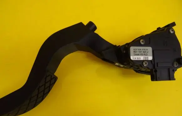 Volkswagen PASSAT B5 Accelerator throttle pedal 8D1721523J