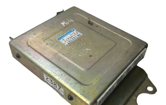 Mitsubishi Carisma Engine control unit/module E2T63277 M0322387