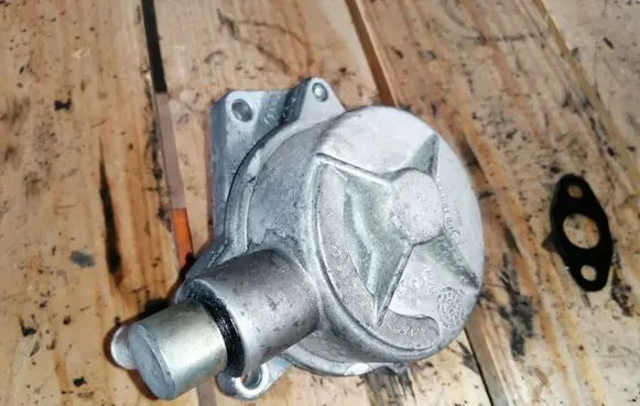 Volkswagen PASSAT B5.5 Vacuum pump 059145100B