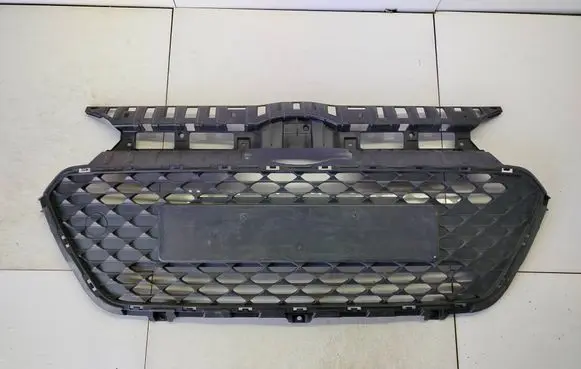 Hyundai i20 (GB IB) Front bumper upper radiator grill 86569C8010