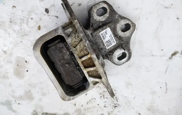 BMW 2 F45 Gearbox mounting bracket 6853449-03