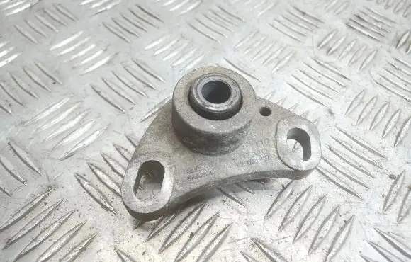 Volvo S80 Engine mounting bracket