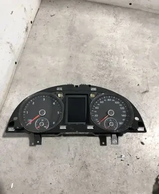 Volkswagen PASSAT CC Speedometer (instrument cluster) 3C8920970H