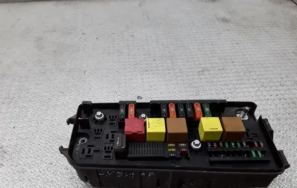 Opel Signum Fuse module 13144709