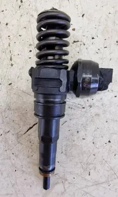Volkswagen PASSAT B5.5 Fuel injector 038130073AJ