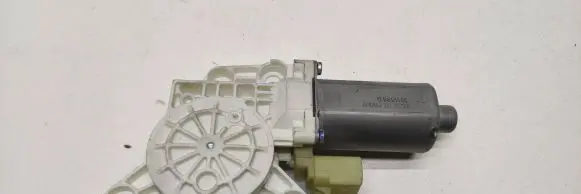 Mitsubishi Pajero Sport I Front door window regulator motor 0130821470