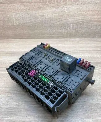 Volkswagen Golf III Fuse module 357937039
